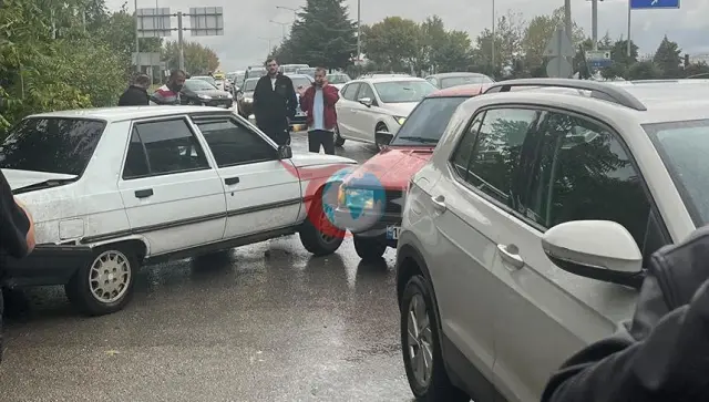 Bursa İnegöl'de Zincirleme Trafik Kazası: 3 Otomobil Çarpıştı, 2 Yaralı