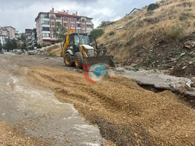 Ankara'da Sel Felaketi Sonrası Yol Çöktü: Keçiören'de 20 Araç Çukura Gömüldü!