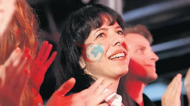 Berlində tarixi Zəfər: Elif Eralp Sol Partiya ilə Əyalət Baş Nazirliyinə yürüş edir