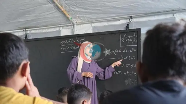 Gazadaky harabalyklaryň kölegesinde bilim almak üçin göreş: 3 ýyldan soň çadyrlarda birinji synp jaňy