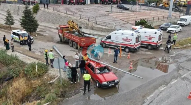 Kırıkkale'de Sıra Dışı Kaza: Taşınan Elektrik Direkleri Tofaş'ın Üzerine Devrildi