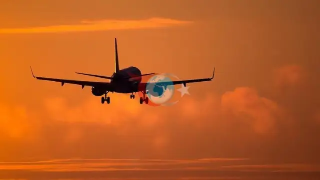 American Airlines reysidagi aql bovar qilmaydigan janjal: ayol yoʻlovchi havoda yalangʻoch holda echindi!