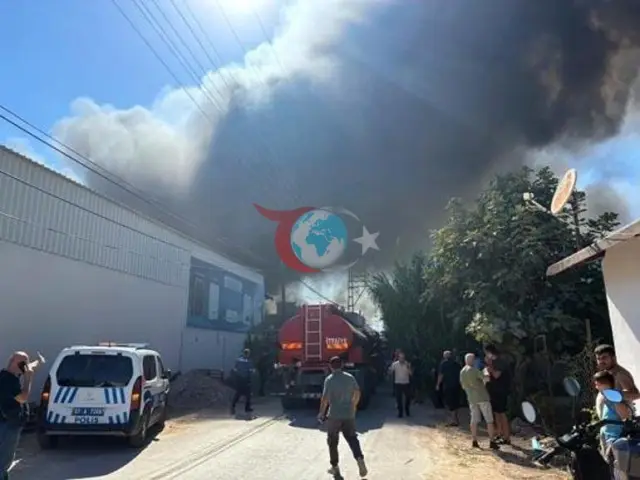 Antalya Muratpaşa'da Korkutan Depo Yangını: Alevler Bitişikteki Eve Sıçradı