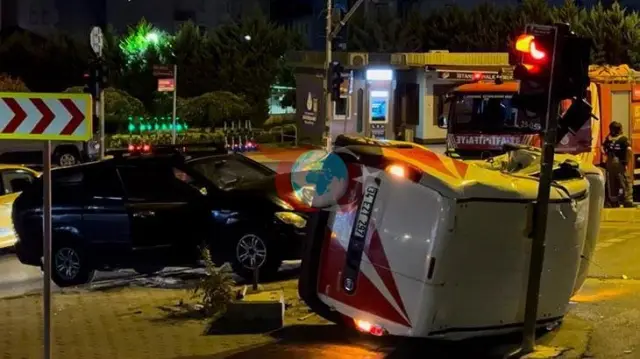 Üsküdar’da Feci Kaza: Kamyonetle Çarpışan Hafif Ticari Araç Direğe Çarparak Devrildi