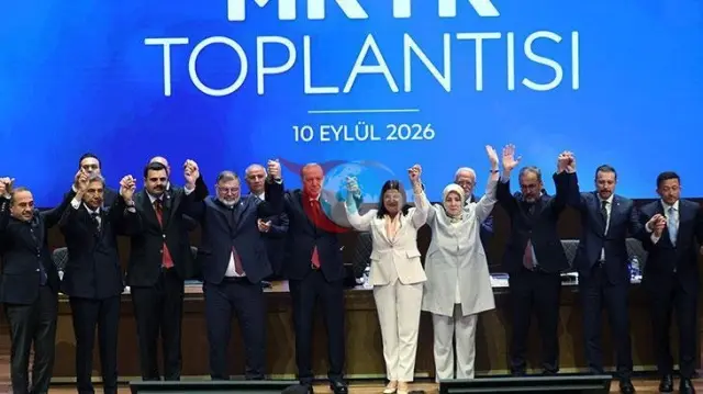 AK Parti'de Katılım Rüzgarı: Cumhurbaşkanı Erdoğan 4 Belediye Başkanına Rozetlerini Taktı