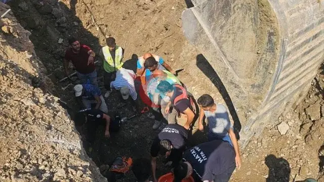 Hatay Antakya'da Altyapı Çalışmasında Göçük: Toprak Altında Kalan 2 İşçi Kurtarıldı