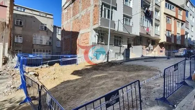 İstanbulda qorxulu gecə: Sürüşən bünövrəli 4 mərtəbəli bina təcili olaraq boşaldıldı