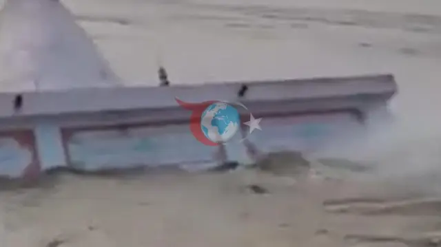 Hindistan'da 72 Yıllık Tarihi Tapınak Ganj Nehri'ne Gömüldü! O Anlar Kamerada