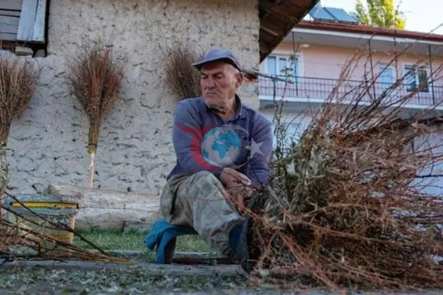 70 Yaşlı Bilal Tümtürk Unudulmuş Fırça Süpürgə Ənənəsini yaşadır: "Məndən başqa bunu edəcək kimsə qalmadı"