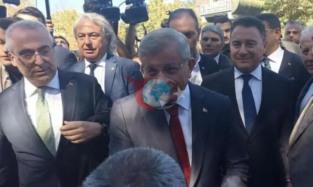 Ahmet Davutoğlu Ankara Adliyesi'nde: "Cumhurbaşkanına Hakaret" Soruşturmasında İfade Veriyor