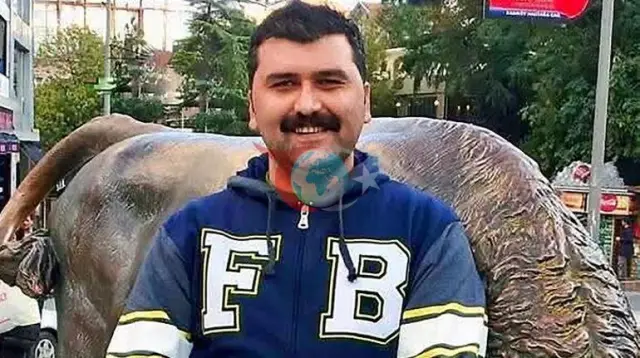 Fənərbaxça-Beşiktaş derbisində sarsıdıcı ölüm: Tribunada infarkt keçirən Qazi Gerçek Yaşar dünyasını dəyişdi.