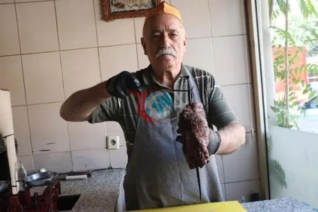 Dünyaya Testi Kebabı Gönderdi, Bir Tek İzmir’e Ulaştıramadı: 62 Yıllık Kebap Ustası Şükrü Alakoç’un Hikayesi