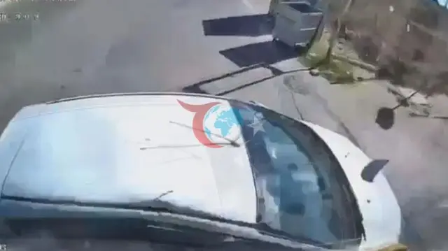 Sultanbeyli'de İETT Otobüsü ile Otomobil Çarpıştı: 1'i Bebek 4 Yaralı!