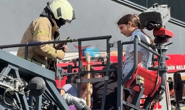 Sarıyer'de Sitede Korku Dolu Anlar: Kurutma Makinesi Yangın Çıkardı, 8 Kişi İtfaiye Merdiveniyle Kurtarıldı