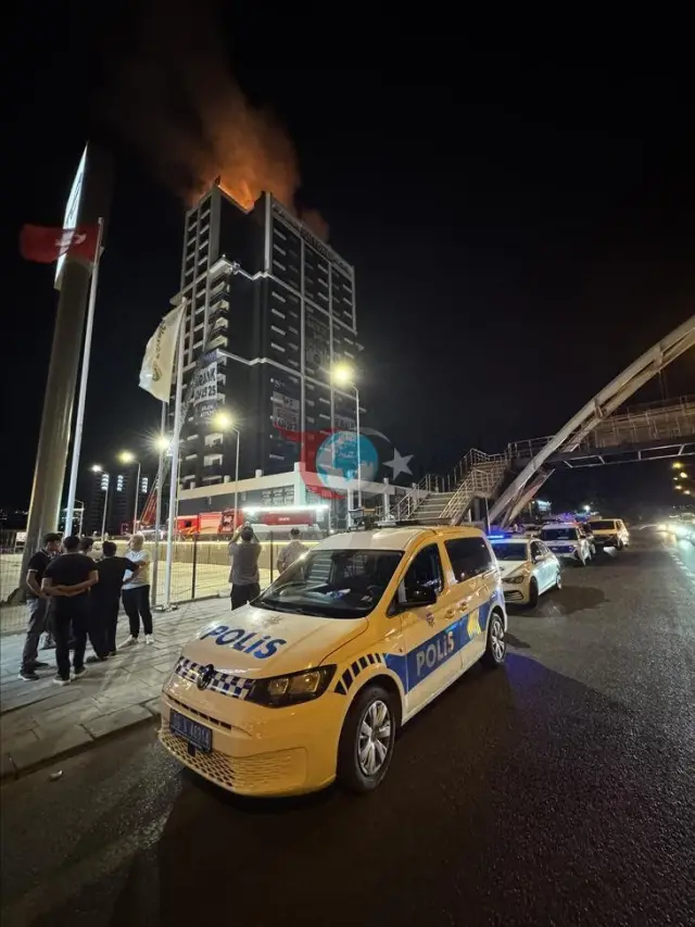 Altındağ'da Akaryakıt İstasyonu Yanında Korkutan Yangın: Çatı Katı Alevlere Teslim Oldu