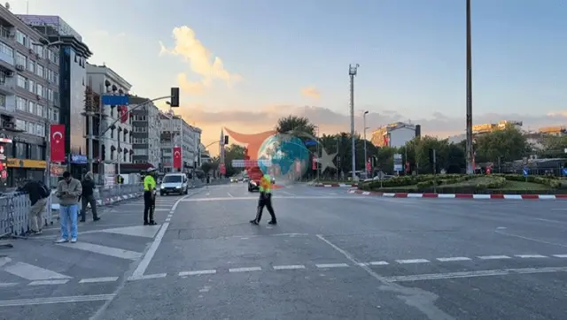 30-njy awgust Stambulda duýduryş: Watan köçesi we ulag ýollaryna ýapyk ýollar