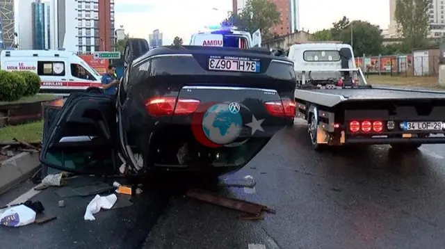 Ataşehir'de Yağış Kazaya Davetiye Çıkardı: Kaldırıma Çarpan Otomobil Takla Attı
