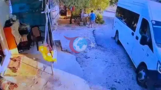 Antalya'da Kahreden Kaza: Geri Manevra Yapan Minibüsün Altında Kalan Küçük Çocuk Hayatını Kaybetti