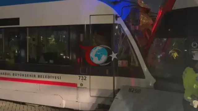 Son Dakika: Zeytinburnu'nda İki Tramvay Kafa Kafaya Çarpıştı! Yaralılar Var