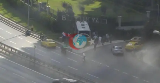 Zeytinburnu'nda Feci Kaza: İETT Otobüsü Sitenin Bahçe Duvarına Çarptı! Yaralılar Var