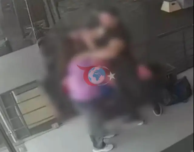İdman Zalında Qadınlara Qarşı Zorakılıq Dəhşəti: Başqa Bir Qadın Onu Boğazdan Atan Təcavüzü Dayandırdı