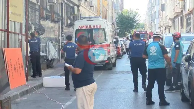 Fatih'te Kentsel Dönüşüm Yıkımında Göçük: İş Makinesi Merdiven Boşluğuna Düştü, Yaralılar Var