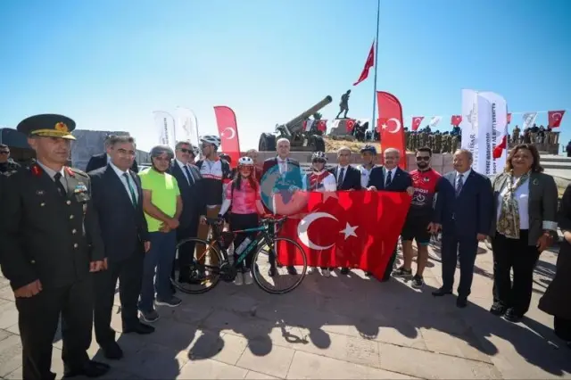 Kocatepe'den İzmir'e Uzanan Tarihi Yolculuk: TBMM Başkanı Kurtulmuş Türk Bayrağını Genç Sporculara Emanet Etti