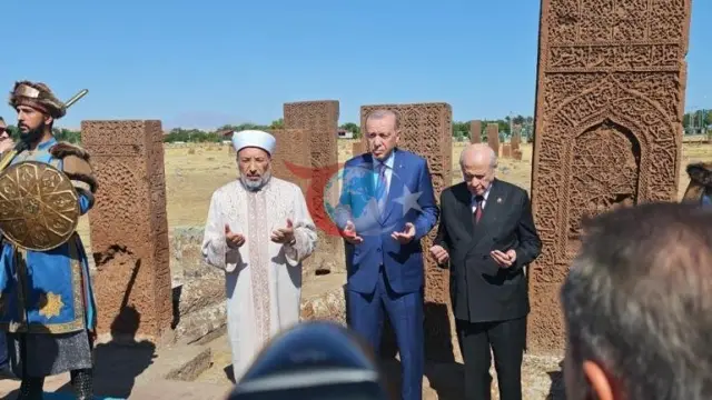 Cumhurbaşkanı Erdoğan'ın Tarihi Ahlat Ziyareti: Selçuklu Kabristanı’nda Dua ve Kritik Kabine Zirvesi