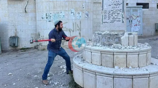 Batı Şeria'da Provokasyon: İsrailli Aşırı Sağcı Milletvekili Filistin Anıtını Balyozla Yıktı