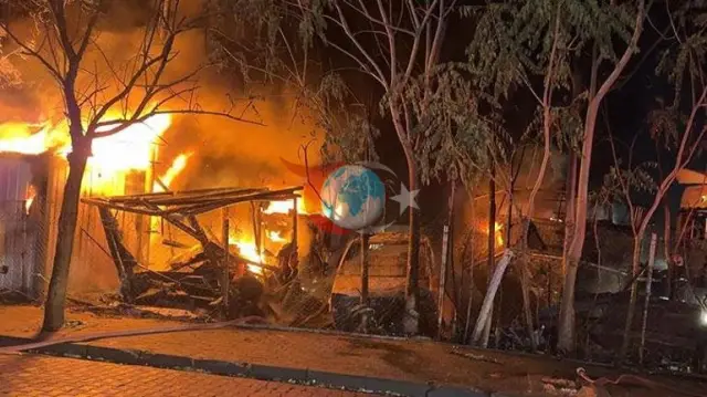 Avcılar'da TIR Parkında Korkutan Yangın: 5 Araç Kül Oldu