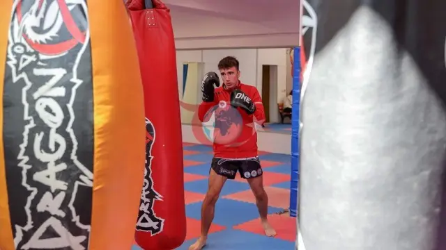 Tək başına zirvəyə: Dünyada məşqçisiz ikinci olan Milli Muaytay İdmançısı Yıldızın Böyük Uğuru