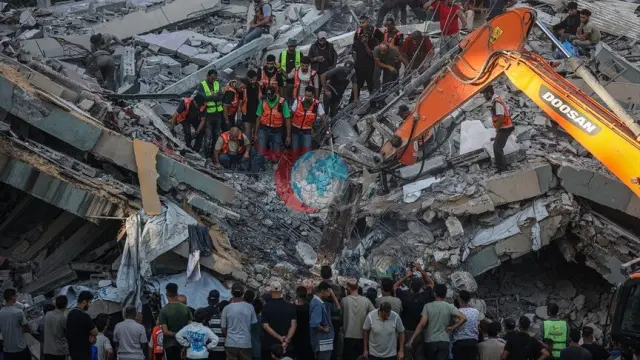 Gazze'de İnsani Dram: İsrail Saldırılarında Hasar Gören 6 Katlı Bina Çöktü, Enkaz Altında Onlarca Kişi Var