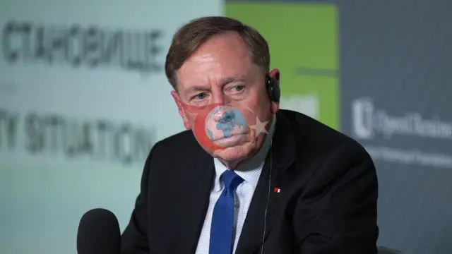 Merkezi aňtaw gullugynyň öňki müdiri Petreus ölülerden direldi: Russiýa Boris Jonsony alyp barýan otlyny geçenden derrew atdy