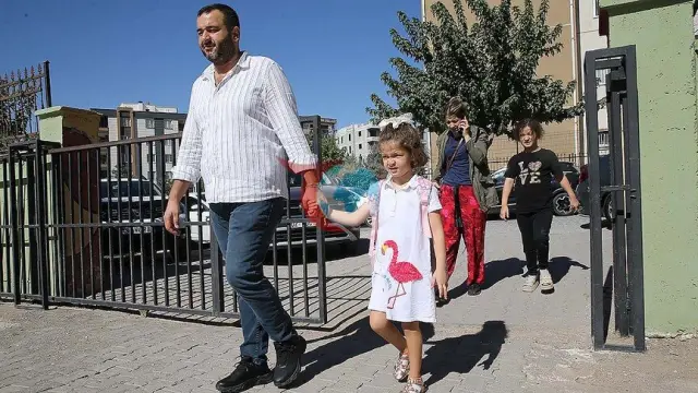 Səhiyyə Nazirliyindən Məktəbə Qayıdış Bələdçisi: Uyğunlaşma Prosesi zamanı ailələr nə etməlidir?