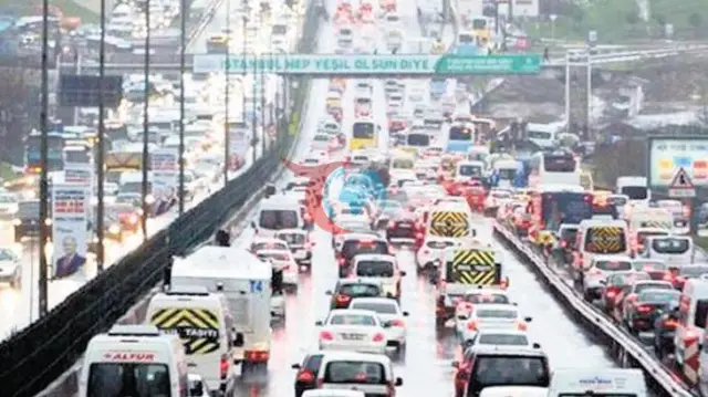 İstanbulda nəqliyyat sıxlığı adambaşına ildə 288 saat vaxt itkisinə səbəb olur