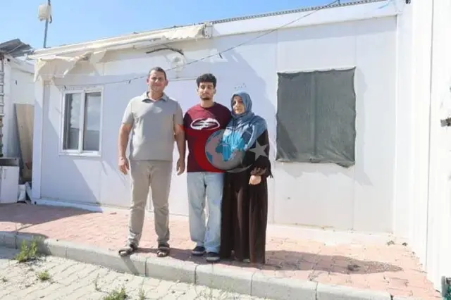 Hatayda konteynerdə yaşayan Hasan Akdeniz YKS imtahanını verərək Tibb Fakültəsinə daxil olub