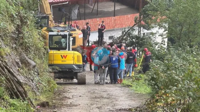 Trabzon'da Heyelan: Evin Çevresinde Çalışma Yapılırken Toprak Altında Kalan Kişi Aranıyor