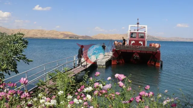 Hazar Gölü "Hazar'ın Nefesi" Temizleme Aracıyla Korunuyor