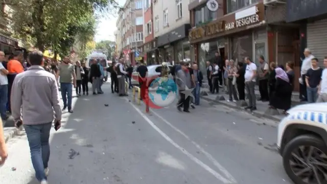 Bayrampaşada iki avtomobil toqquşub: yırğalanan avtomobil səkidəki piyadaları vuraraq bərbərxanaya daxil olub