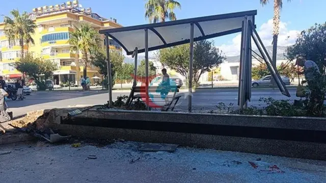 Alanyada avtomobilin piyadanı və avtobus dayanacağını vurması nəticəsində baş verən qəzada 3 nəfər xəsarət alıb