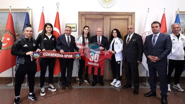 Milli Savunma Bakanı Yaşar Güler, Yüksekova Spor Kadın Futbol Takımı'nı Kabul Etti