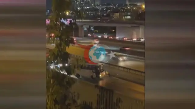İstanbul'da Arızalanan Midibüsü Tek Başına İten Kadın Polis Kameraya Yansıdı