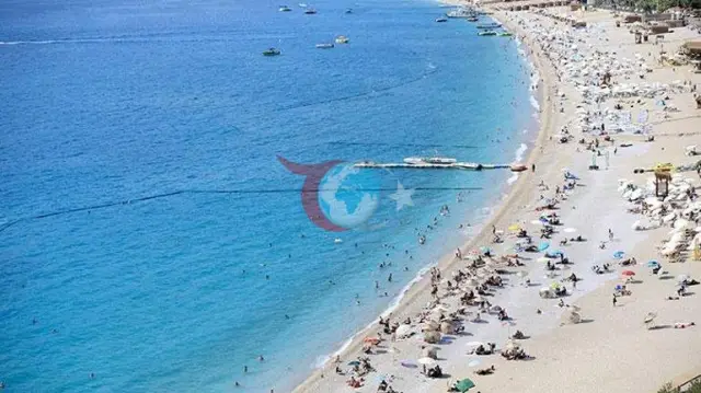 Muğla'da Eylül Sıcağı: Ölüdeniz Sahillerinde Deniz ve Yamaç Paraşütü Yoğunluğu