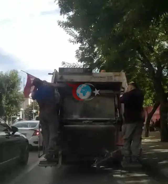 Odunpazarıda təmizlik işçiləri zibil konteynerinin yanında tapdıqları Türkiyə bayrağını yük maşınına asıblar