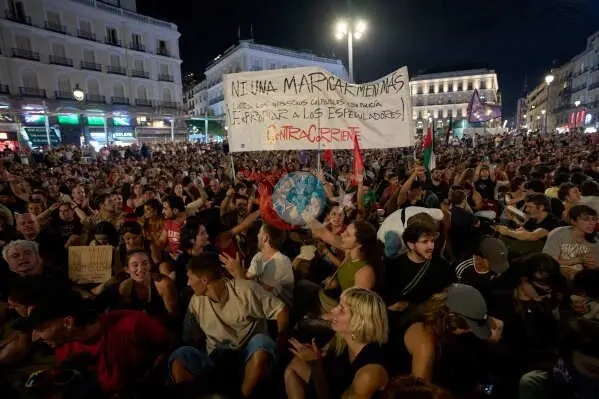 Madrid'de 87 Yaşındaki Kadının Evinden Tahliye Edilmesi Binlerce Kişi Tarafından Protesto Edildi