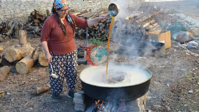 Antalya İbradı'da Asırlık Gelenekle Üretilen Pekmezin Kilogramı 500 Liradan Satılıyor