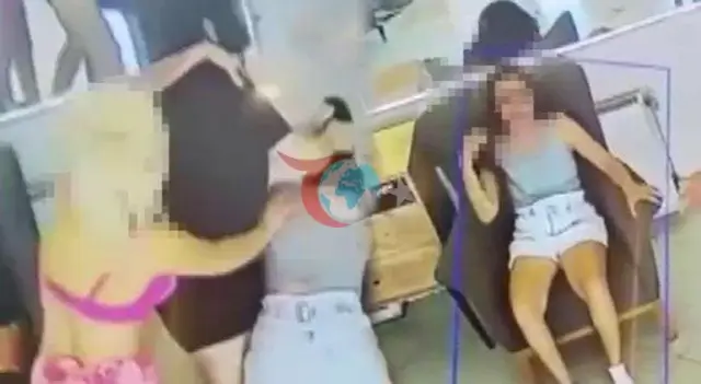 Adana'da İş Yerinde 4 Kadının Kavga Ettiği Anlar Güvenlik Kamerasına Yansıdı