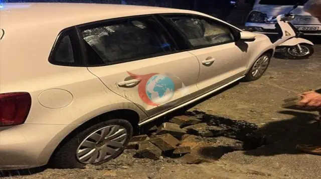 İstanbulda Güclü Yağış: Yeraltı keçidi su basdı, yol çökdü, evləri su basdı