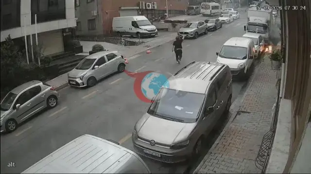 Kağıthane'de Yer Altındaki Elektrik Kabloları Alev Aldı: Aracını Son Anda Kurtardı