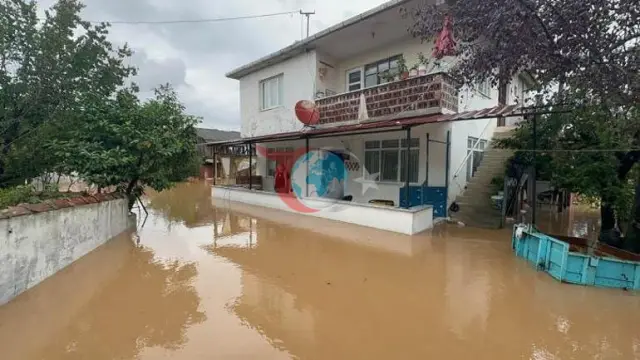 Sakarya'da Şiddetli Sağanak Yağış: Ev ve İş Yerlerini Su Bastı, Belediye Acil Koduyla Toplandı